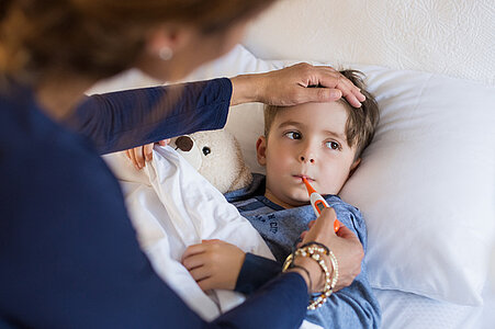 Krankes Kind mit Fieberbeschwerden