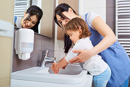 Mutter und Kind beim Händewaschen